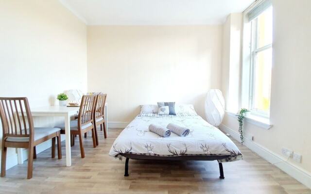 Gorgeous, Light & Airy Apartment in the Heart of the West End, Close to SEC and Hydro