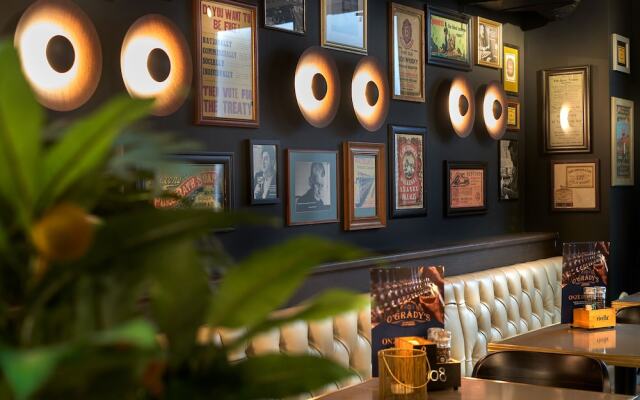 Boutique Hotel First City