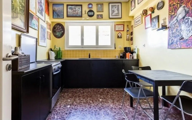 Central apartment with 5 bedrooms near the metro