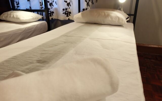 Manii Hostel Asoke