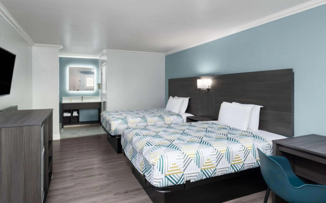 Travelodge by Wyndham Lemoore Near Naval Air Station