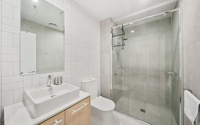 Stylish 2-bed Apartment With Luxe Amenities Access