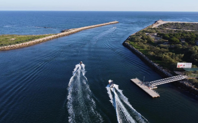 Beautiful Town Centre Apartment with Shared Pool