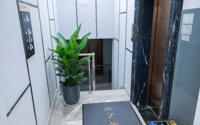 Wan W Xin Hotel (Shanghai Wujiaochang Changhai Hospital)