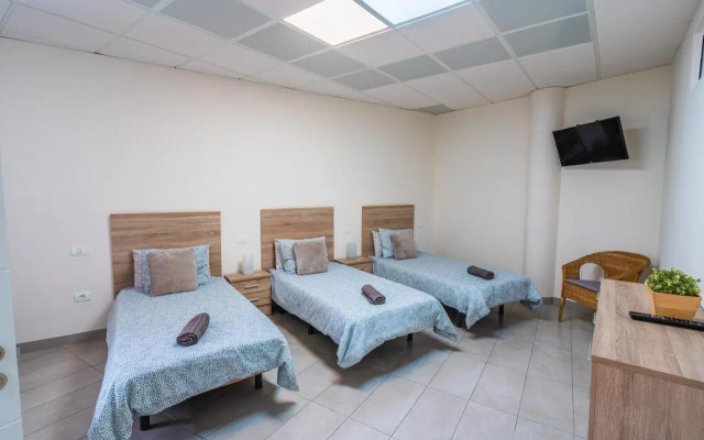 El Puente Holiday Home I- Airport 8,1K