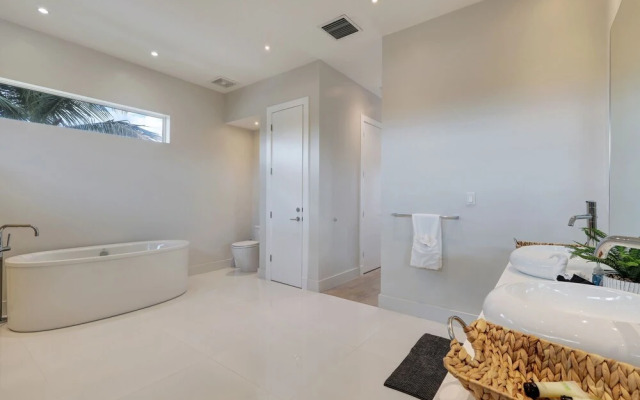 Luxurious Beach Retreat w/ Heated Pool&basketball