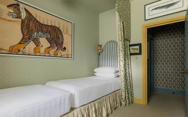 Porchester Square VI by Onefinestay