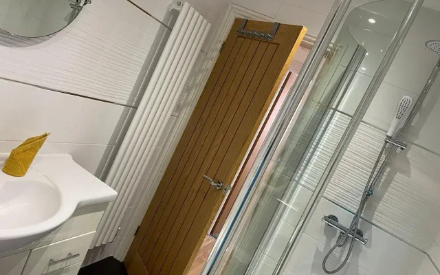 Hull Spacious Guest House-3