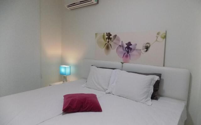 2b Boutique Seafront Apartment Olympic Beach