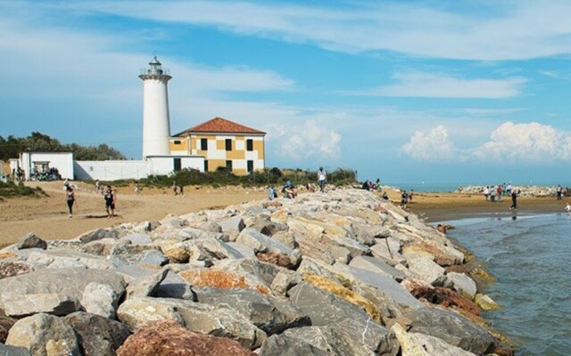 Bright Garden Apartment Near the sea