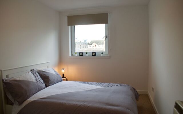 Bright and Welcoming 2 Bedroom Leith Flat