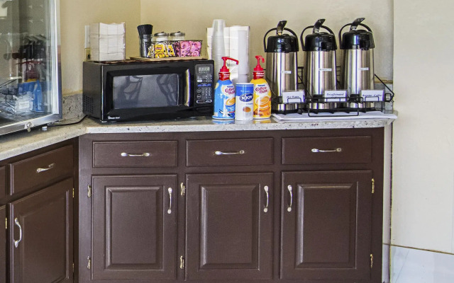 Red Roof Inn & Suites Fayetteville - Fort Bragg