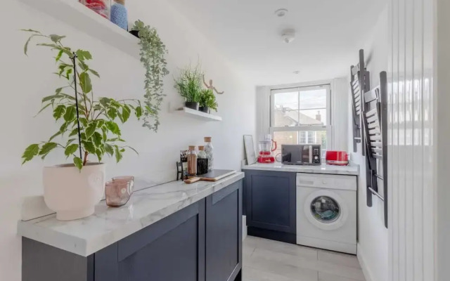 Modern 2 Bedroom Apartment in Wimbledon With Garden
