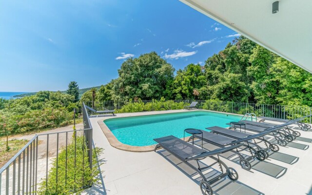 Beautiful Home in Molunat With Wifi and 8 Bedrooms