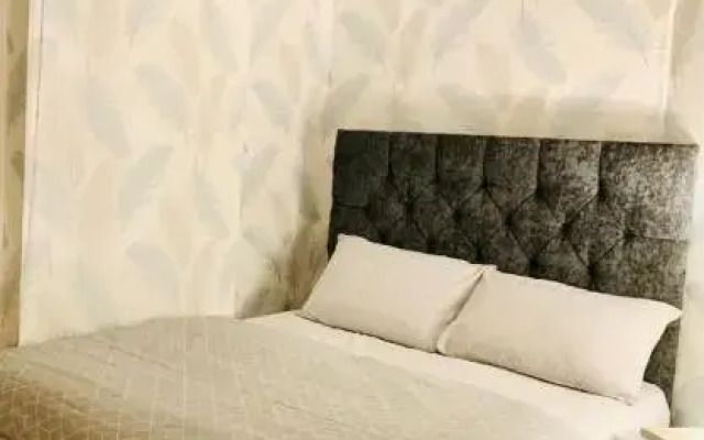 Glasgow City Centre Flat with River Views and Parking