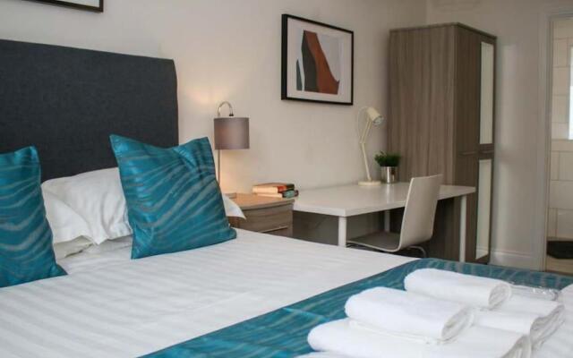 No11 Luxe Living Guest House-Sleeps 6-Family Friendly-Private Parking-Wifi-City-Beach
