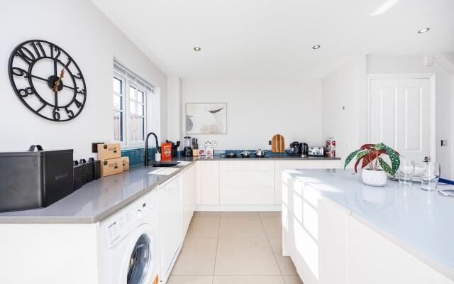 Large 4 Bed Townhouse in Uxbridge Sleeps 9