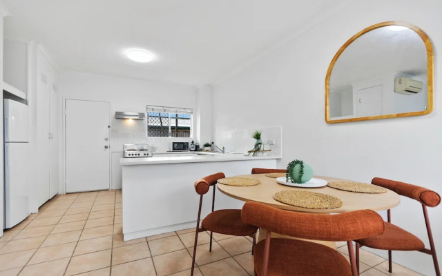 Cairns Tropical Bliss Swim In - Out Apt