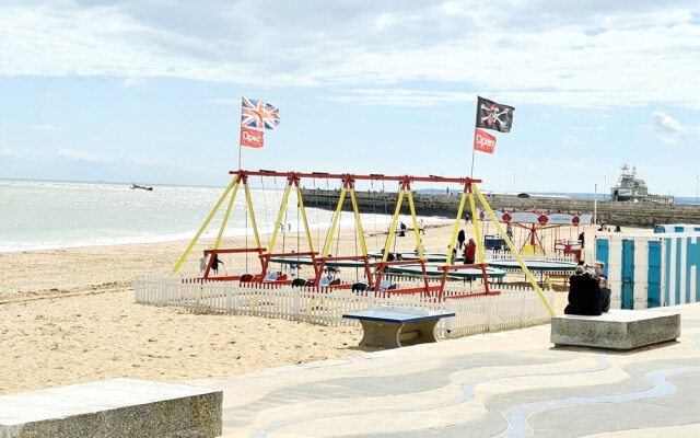 Shore Thing - Beachfront Apartment - Sleeps 4