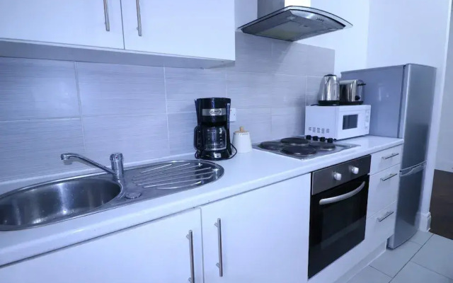 Lovely & Spacious 2 Bedroom APR Queensway