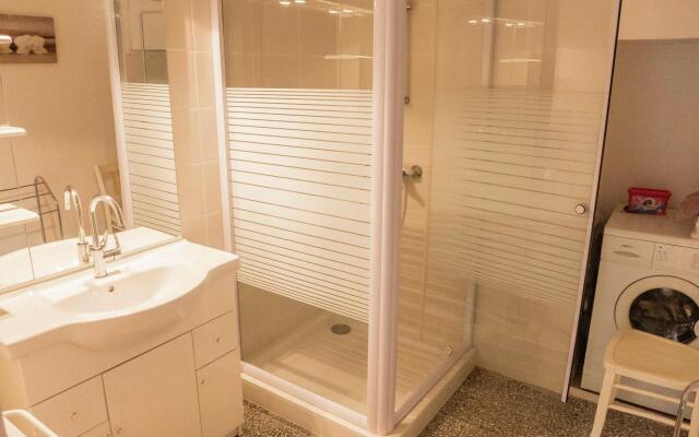 Charming Holiday Home in La Caunette with Swimming Pool