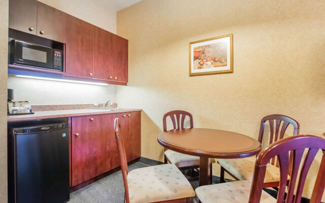 Quality Inn & Suites Brossard