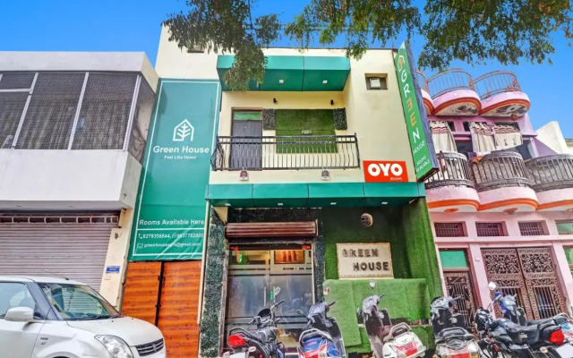 Oyo Flagship 80729 Green House