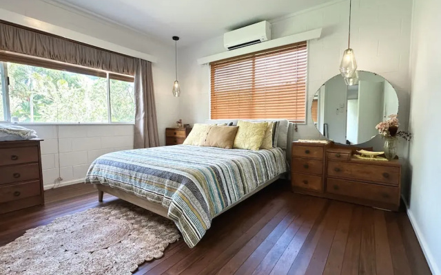 The Tides - 70s Seaside Bungalow – Guest Rooms – Port Douglas
