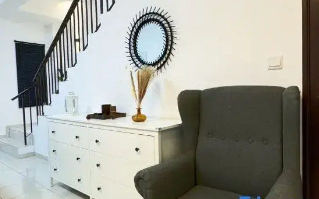 Kota Warisan Fully Air-Con 4 Bedroom Homestay