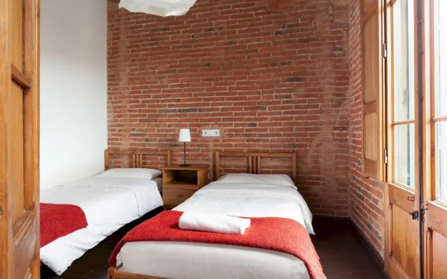 Bright family Apartment two steps from Sagrada Familia with balcony