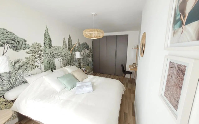 Sunny and calm 2 bed apartment place du Pin