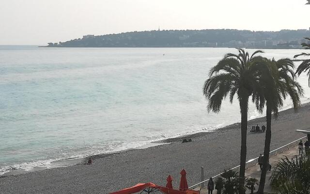 Villa Azzurra Apt Luxe, Front Mer, 4th floor of 5, Box, WiFi, TVSat, Climate