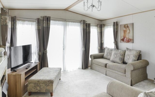 Welcoming Home in Hastings With Balcony