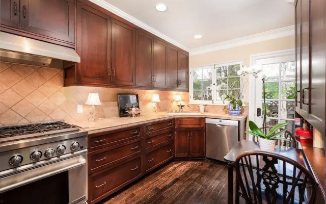 Elegant Home in the Heart of LA 2 Bedrooms 1 Bathroom Duplex