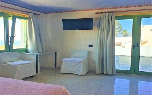 Room in Studio - Gorgeous Studio for 2 People, Swimming Pool and Sea View