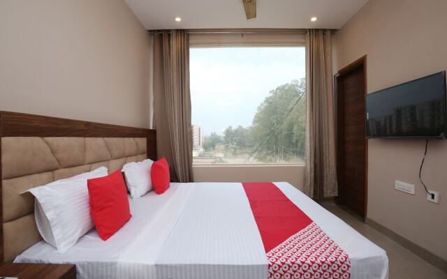 OYO 27743 Hotel Platina