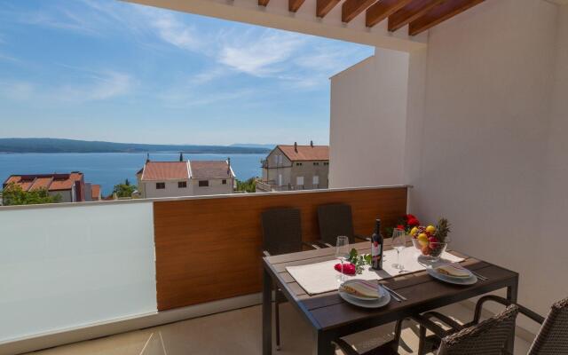 Comfortable villa apartment with swimming pool and sea view !