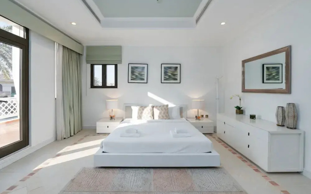 Exclusive 5BR Palm Villa w Private Pool and Beach