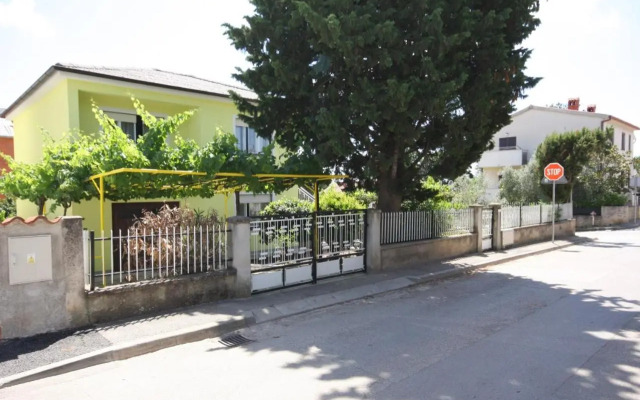 Two bedroom apartment, nice neighborhood, free parking, WiFi
