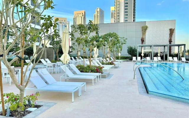 Elegant Stay: Balcony & Stunning Dubai Creek Views