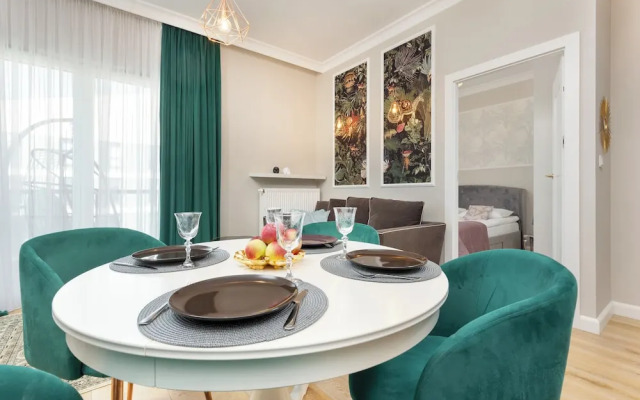 Prymasa Tysiąclecia Apartment by Renters