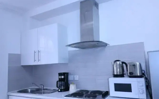 Lovely & Spacious 2 Bedroom APR Queensway