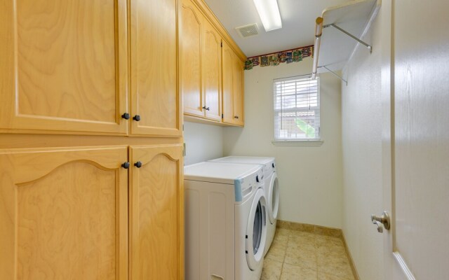 Porterville Getaway w/ Patio + Valley Views!