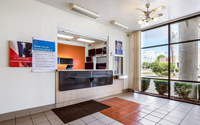 Motel 6 Houston North - Spring