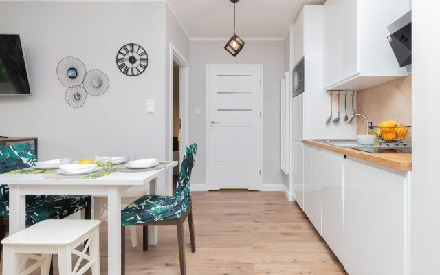 Coast Apartment With Terrace by Renters