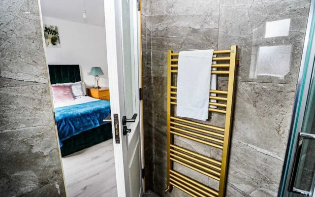 Modern 4-Bedroom Home with Free Parking