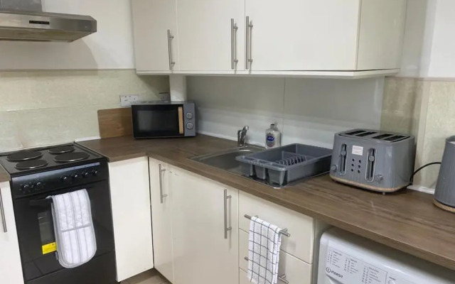 Birmingham - 4BR - Sleeps 9 - Parking - Garden