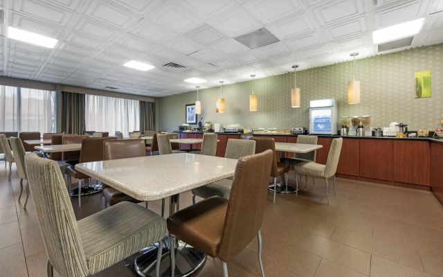 Quality Inn & Suites Charleston - Civic Center
