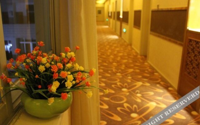 Naxi Theme Hotel (Lijiang Ancient City Dashuiche)