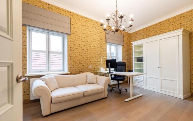 Luxury 2BDR Heart Of Old Town